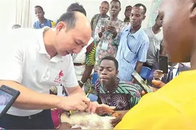 走进非洲的“中国神奇兽医”——记全国优秀共产党员、容县动物疫病预防控制中心主任彭炎森图片