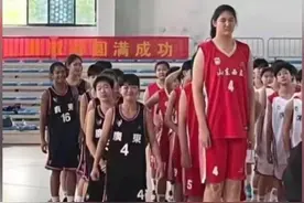 2米26！14岁女孩身高追平姚明独霸篮下，网友：降维打击！视频封面