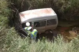 「突发」宣威：一辆面包车坠河，3人受伤被困……图片