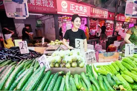 武汉这位90后“卖菜西施”，火了图片