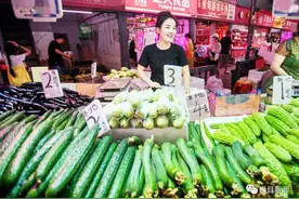 武汉这位90后“卖菜西施”，火了图片