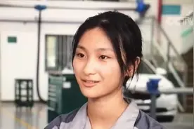 南都挖掘首发走红后，深圳汽修女孩上了央视《新闻1+1》图片