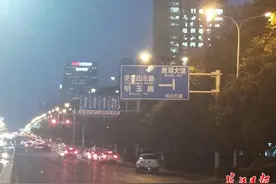 关山大道和光谷大道部分左转道设置不一致，交管部门：左转道右置是为了疏堵，后期将优化图片