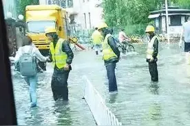 三位农民工，水中站立五小时扶人过马路图片