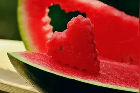简明西瓜史：中国古人最早吃瓜场面出现在……图片