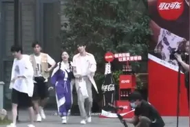 罗一舟被金靖挽手像打了石膏 松开后恢复灵活引爆笑图片