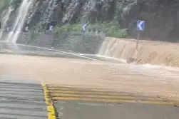 洪水冲击公路，驴友迷失山林，湍流淹没车辆！陕南地区注意图片