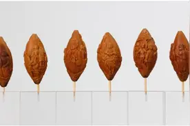 真神奇！宝安一民间艺人榄核上刻画出抗疫战士图片
