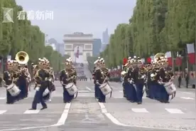 指挥失误骑兵摔下马 法国阅兵现场“小插曲”频发图片