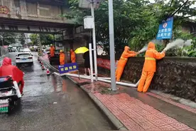 绵阳：降雨致城区部分路段短暂积水 ，连夜抽排保通行图片