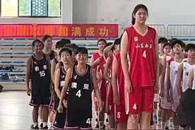 山东14岁女孩身高追平姚明，独霸篮下砍下42分图片