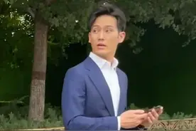 赵雅芝小儿子黄恺杰被偶遇 蓝色西装身材挺拔被美女求合影图片