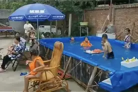 家长在院子里自建游泳池，孩子玩疯了，网友馋哭了图片