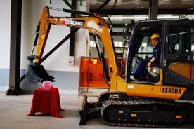 用挖掘机在气球上切西瓜，世界技能日看江苏技校生表演绝技绝活图片