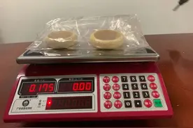 男子行李箱塞满咖啡罐，竟暗藏2件象牙手镯，被海关查获图片