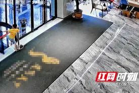 男童玩旋转门脚被卡 凤凰消防30秒成功解救图片