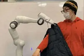 让机器人帮你穿衣服！MIT研发新算法，速度快还避免误伤图片