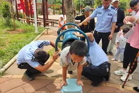 宣威一名七岁儿童被健身器材卡住 警民合力助其成功脱险图片