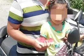 烈日下，5岁小女孩在路边狂追爸爸图片