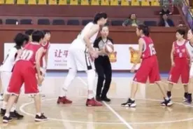 身高与姚明肩并肩，14岁山东女孩张子宇轰下42分成女篮希望图片