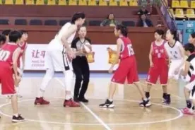 身高与姚明肩并肩，14岁山东女孩张子宇轰下42分成女篮希望图片