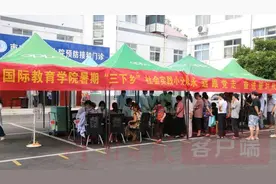 德国留学生爱上中医文化 下乡当“郎中”为村民把脉问诊图片
