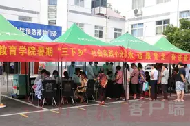 德国留学生爱上中医文化 下乡当“郎中”为村民把脉问诊图片