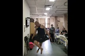 癌症患者穿垃圾袋跳天鹅舞 网友：最美黑天鹅图片