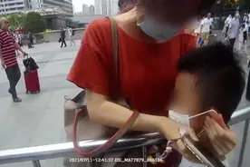 赶火车人太多妈妈不见了，6岁小男孩教科书式自救视频封面