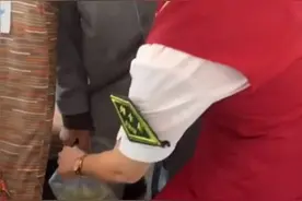 老兵乘高铁途中尿袋破裂，列车长乘客携手相助，网友：您保卫国家，我们保护您图片