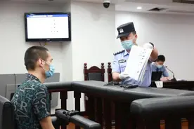 冲动！男子公交车上全武行，抢夺方向盘、拳打司机，上海首例妨害安全驾驶案宣判图片