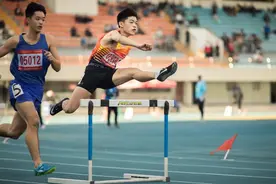 武汉高中生出征全国学生运动会，为湖北斩获中学组田径项目上唯一一枚金牌图片