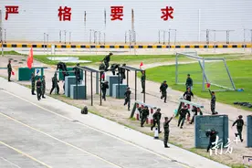 深圳：实拍武警特战队夏季大练兵图片