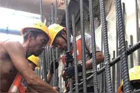聚焦高温下的劳动者①丨隧道内气温达46℃，施工方用冰块降温图片