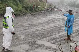 云南腾冲：藏青蓝，白战袍，边境线上党旗红图片