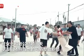 新郎遇婚闹被绑电线杆，新娘拿棍子帮其解围！网友：真解气图片