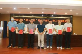 师徒结对传薪火！平湖街道全面推进干部队伍“传帮带”培养机制图片