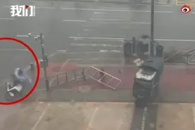本能反应！被狂风吹倒母亲迅速爬起护住女儿，网友：为母则刚图片