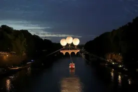 果然视频 | 意大利台伯河上出现一座“桥”，法国人干的图片