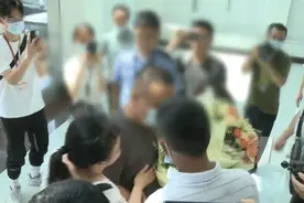 等一个人26年是什么感觉？今天，这一家人终于在深圳团圆图片