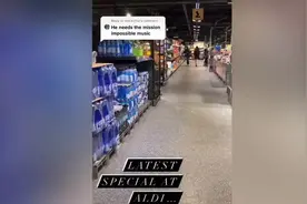 澳大利亚一名购物者拍到一只巨大的老鼠爬上超市货架图片