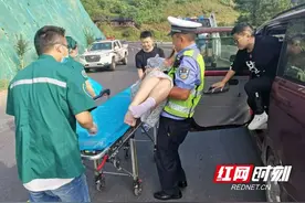 泸溪：母女驾车不慎发生车祸 警民携手紧急救援图片