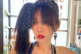 Ella连体健身衣秀好身材意外撞脸泫雅 粉丝赞40岁状态真好图片