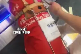 暖心！女孩牵导盲犬上地铁，乘客帮扶让座图片
