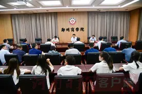 袁聚平在郑州商学院讲授思政课时勉励青年学子 要勇做新时代的追梦人 为祖国建设添砖加瓦图片