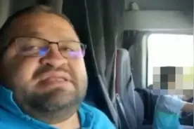 巴西一父亲让10岁儿子高速上开卡车 自己坐副驾驶自拍图片