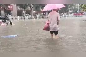 湖北襄阳遭遇暴雨市民乘木板筏出行视频封面