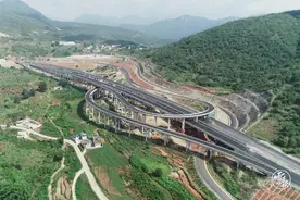华丽高速路面华坪段沥青面层施工全面完工图片