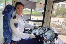 真暖心！大雨淋湿乘客，公交驾驶员细心递上纸巾擦拭雨水图片