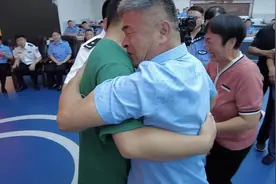 法治课｜郭新振与亲生父母团聚后，养父母是否该被追责？图片